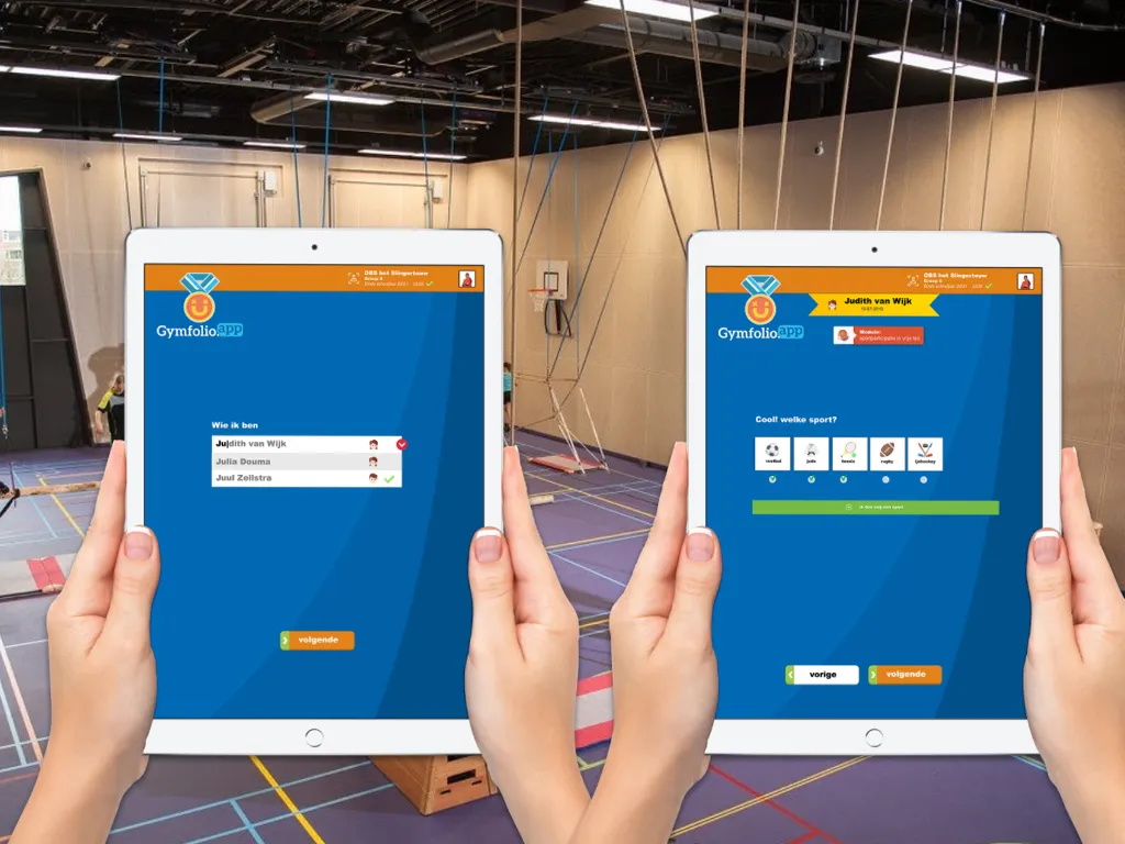 Twee tablets in een gymzaal tonen de Gymfolio-app, met een leerlingenlijst en een scherm om een sport te kiezen